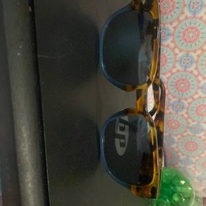 I'm selling a pair of persol sunglasses with international guarantee certificate